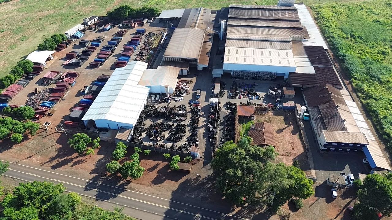Vista aérea do parque industrial da Angolini & Angolini com galpões de produção